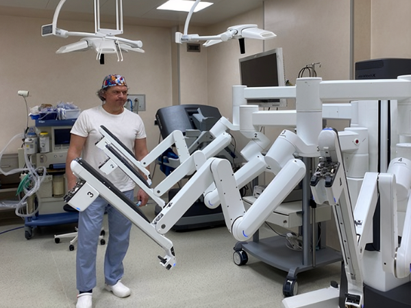 dr Artur Pietrusa w gabinecie